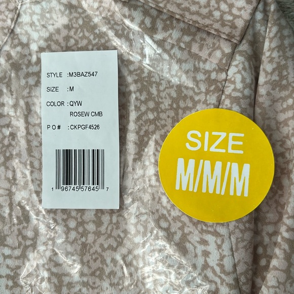 Calvin Klein
Rose Water Banded Collar Long Roll-Tab Sleeve Button Front Top. M - Picture 10 of 11